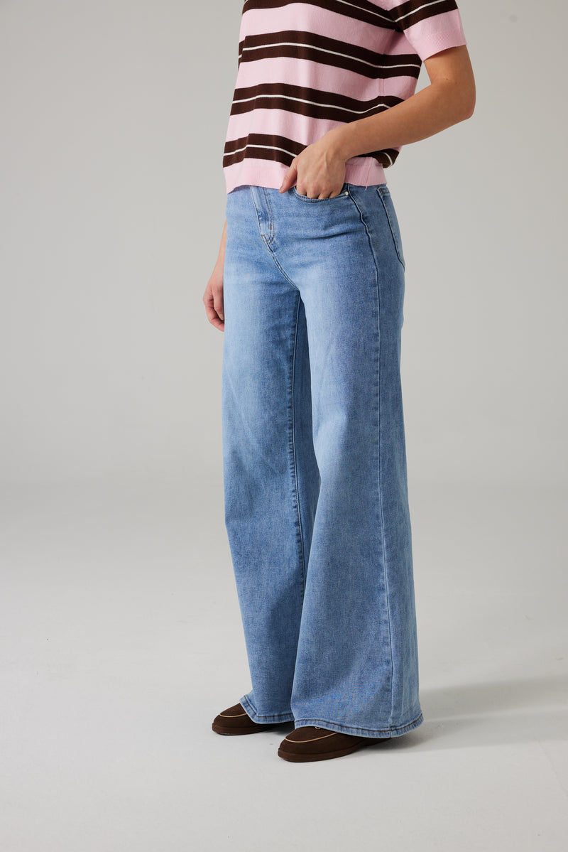 NOVIRA WIDE LEG JEANS WITH STRETCH – LIGHT BLUE