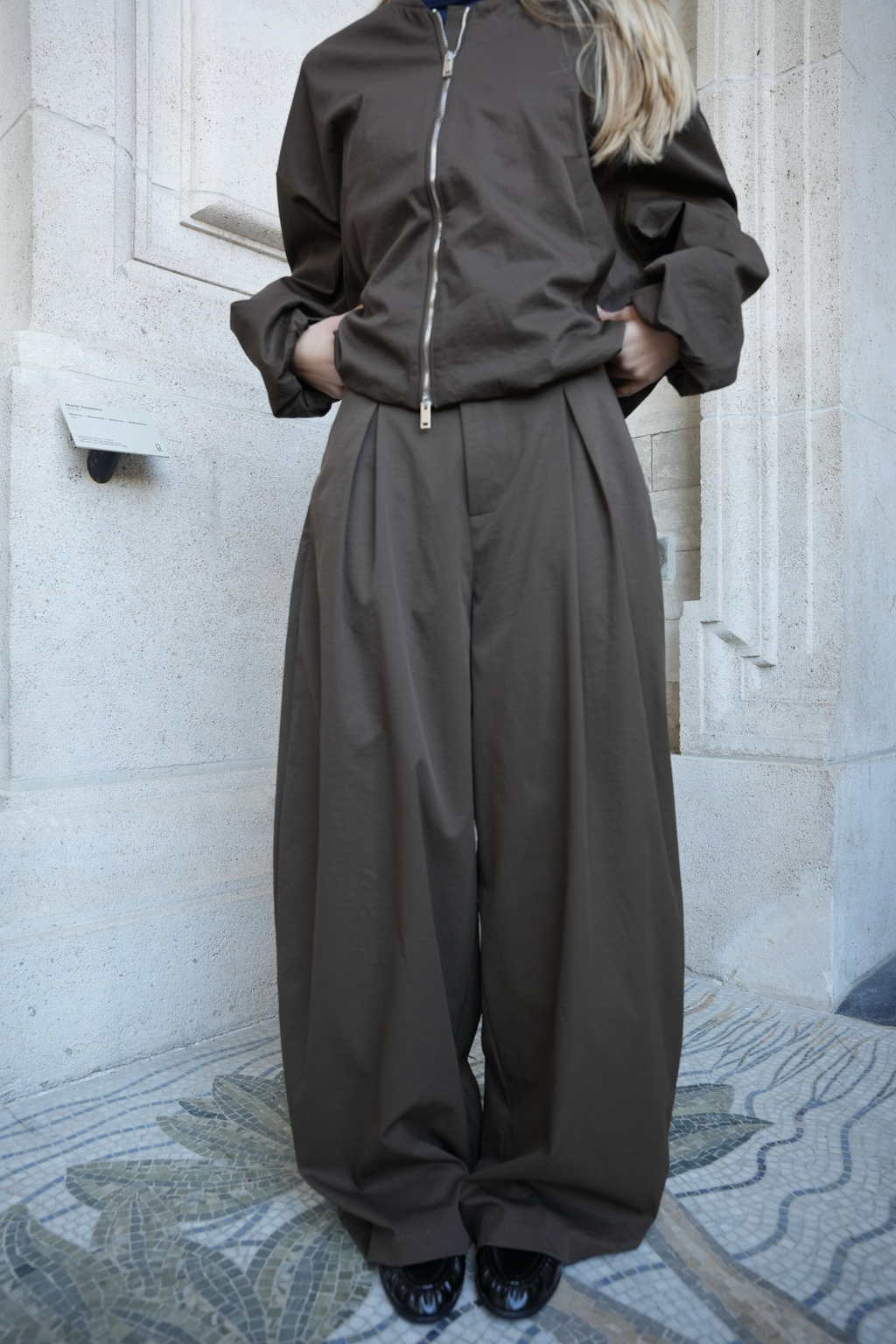 SOLENNE PLEATED TROUSERS COFFEE
