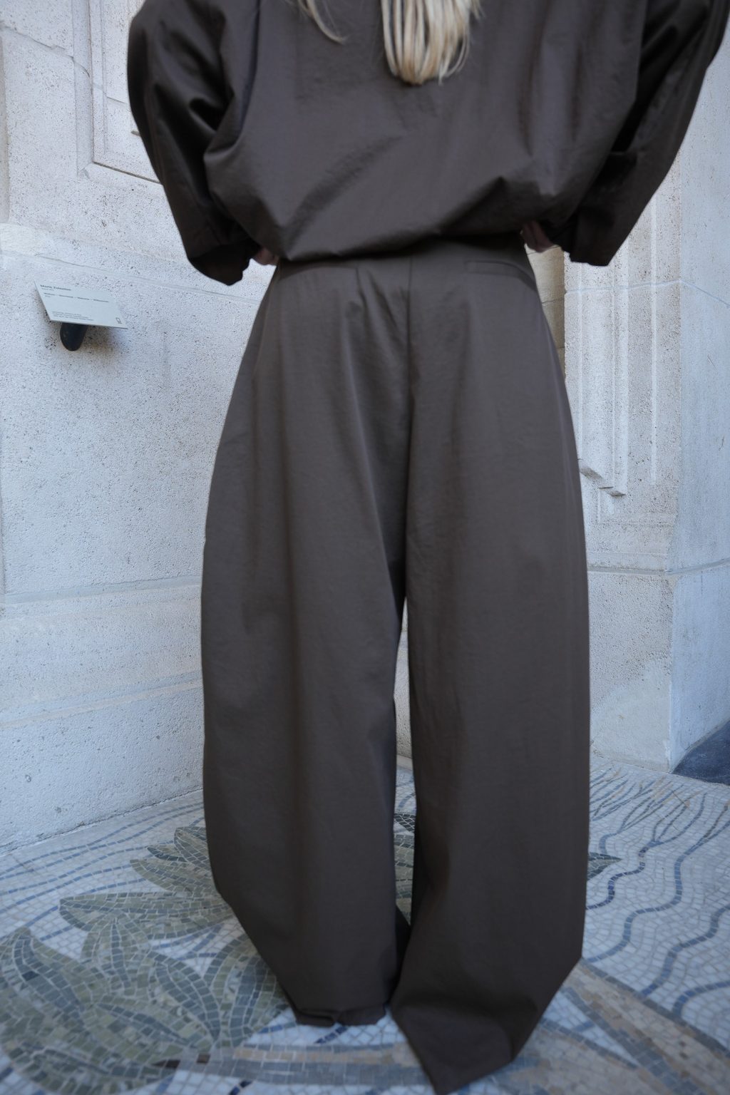SOLENNE PLEATED TROUSERS COFFEE